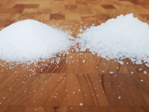 foto de mesa com sal grosso e sal fino