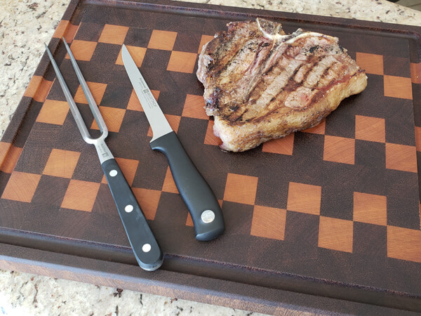 Exemplo de melhores facas especiais para churrasco e cortar carne - Faca Desossa e o T-Bone.