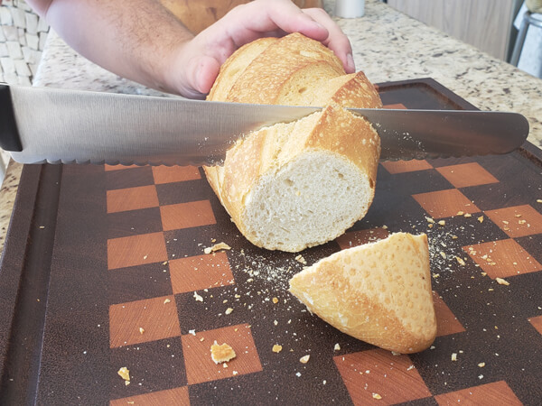 Faca Serra cortando o pão sem amassá-lo.