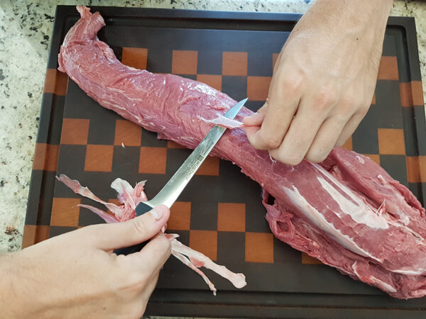 Exemplo de faca para cortar carne - Limpando o Filé Mignon com a Faca Desossa.
